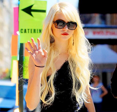  Autors: Bandslamelly Taylor Momsen.