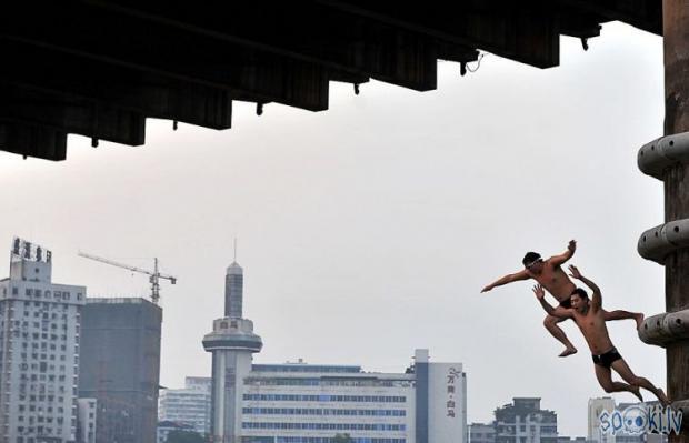 Two men jump from a bridge... Autors: Ivarocks Pasmaidam, lai vakars feināks