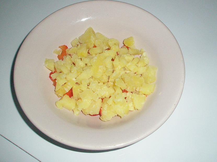 Tā pat arī kartupeļus un liek... Autors: Fosilija Karstie salāti.