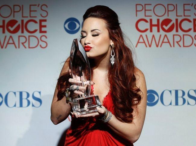 Demi Lovato pozē ar balvu kuru... Autors: gorgeous People's Choice Awards 2012