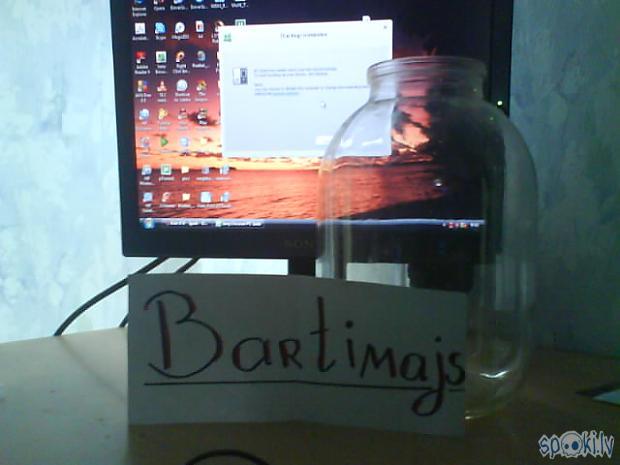  Autors: Bartimajs 3 litru burka priekshaa datora ekranam