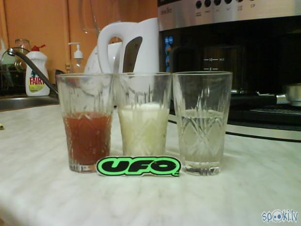  Autors: UfO PLAST 3 dažādu krāsu dzērieni