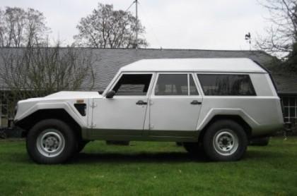 Lamborghini LM002 aprīkots ar... Autors: PankyBoy Pārdošanā nonācis Brunejas sultāna Lamborghini džips