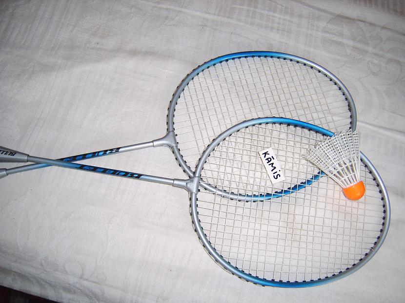  Autors: Kāmis badmintona raķetes un volāniņš