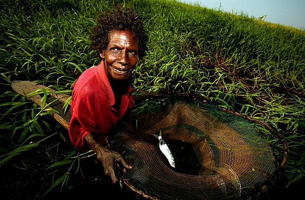 Zvejojot tīklu viņi uztaisa no... Autors: BrikuLis Papua cilts.