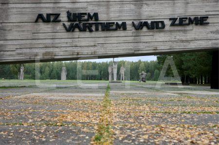 Salaspils memoriāla ieejas... Autors: Samaara "Aiz šiem vārtiem vaid zeme"