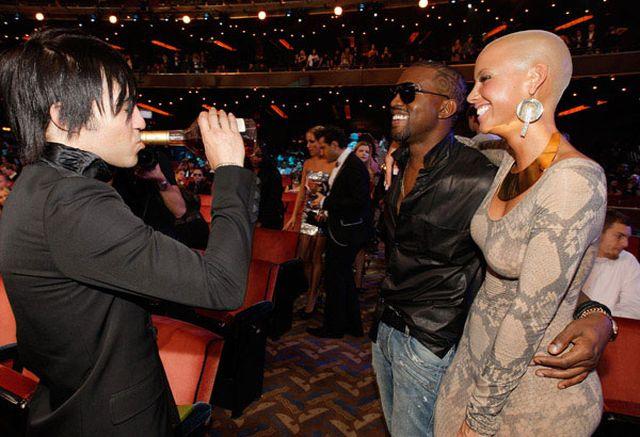 Kanye Shares A Swig With Pete... Autors: artyrs Smieklīgākā slavenības bilde 2009