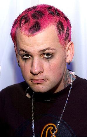 Benji Madden dižojās ar trīs... Autors: sanity slaveniibu kjermenja rotaajumi..:)