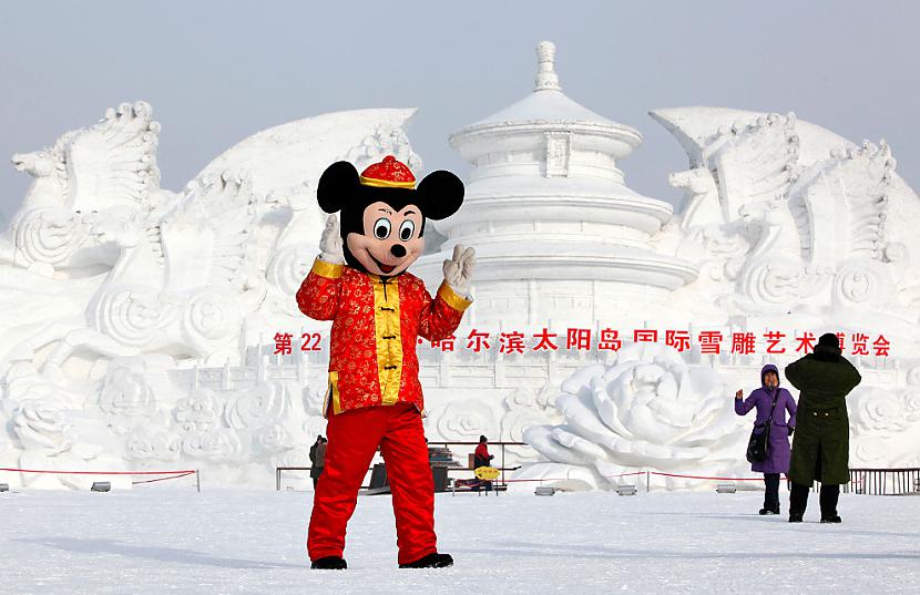 Vīrietis kurš tērpies  Mickey... Autors: bizonis1 Ledus un sniega skulptūras
