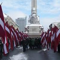 Rīgā leģionāru piemiņas pasākumi ik gadu parasti sākas ar dievkalpojumu Doma baznīcā (2015. gadā – Sv. Jāņa baznīcā!) un gājienu līdz Brīvības piemineklim, kuru organizē Daugavas Vanagi un kurā piedalās vairāki tūkstoši dalībnieku. Pie Brīvības pieminekļa gājienu sagaida Nacionālās apvienības jauniešu veidota Latvijas karogu aleja un tiek nolikti ziedi aizsaulē aizgājušo leģionāru piemiņai. Pēc gājiena liela daļa tā dalībnieku dodas uz Lestenes brāļu kapiem.