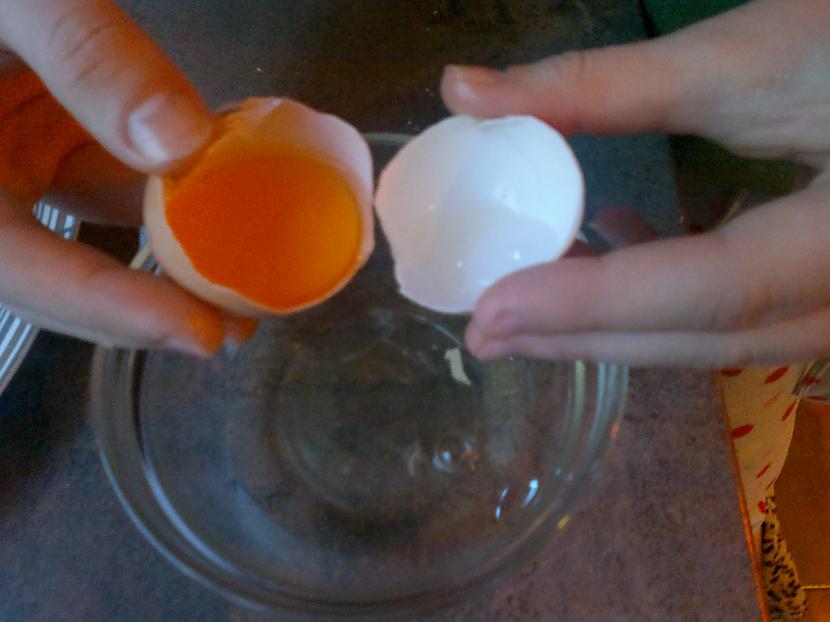 Ņemam olas  atdalam dzeltenumu... Autors: dreamer16 Tomātu zupa ar vistu. :)