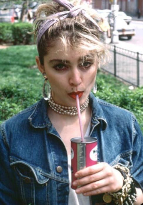 Madonna  dziedātāja  ir 161 cm... Autors: Romantiska Slepkava Īsās slavenības.