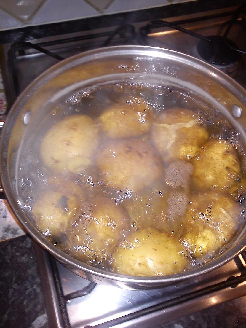 izvāram kartupeļus ar visu... Autors: akmenis kartupeļu sacepums ar cīsiņiem