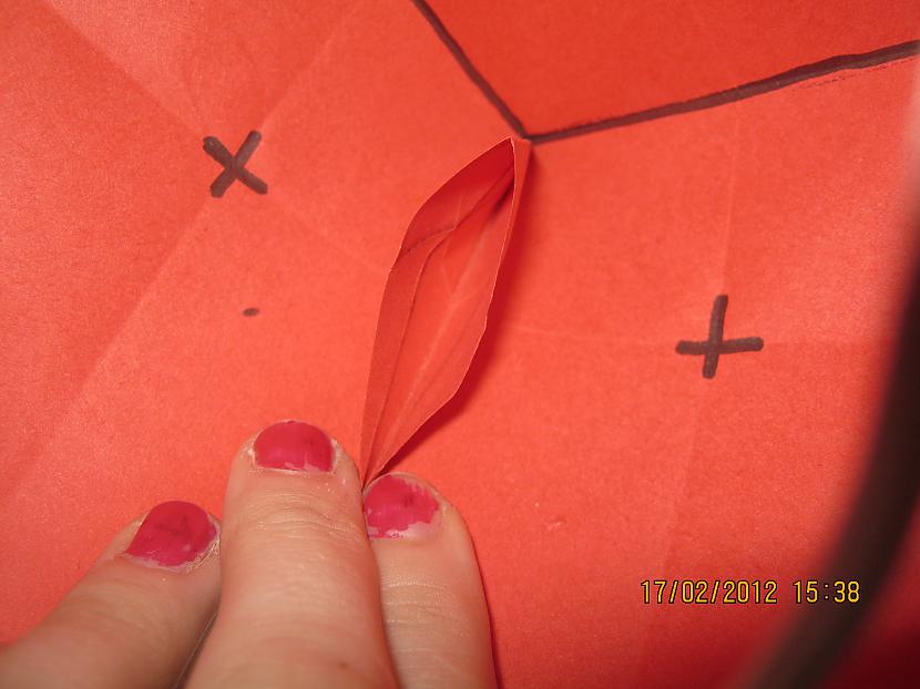 tad apgāžam darbinju ta lai... Autors: xo xo gossip girl Origamī kastīte-soli pa solītim ^^