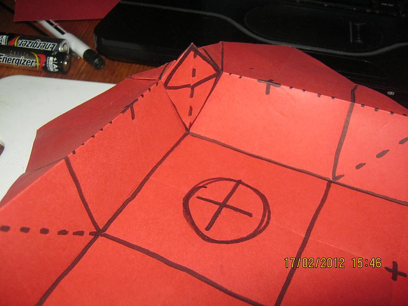 līdz darbiņscaron izskatās... Autors: xo xo gossip girl Origamī kastīte-soli pa solītim ^^