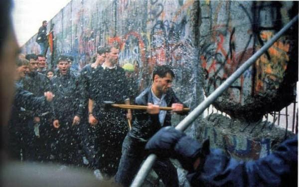 Berlīnes mūra krišana Autors: Džordžs no Džungłiem Retas un interesantas bildes!