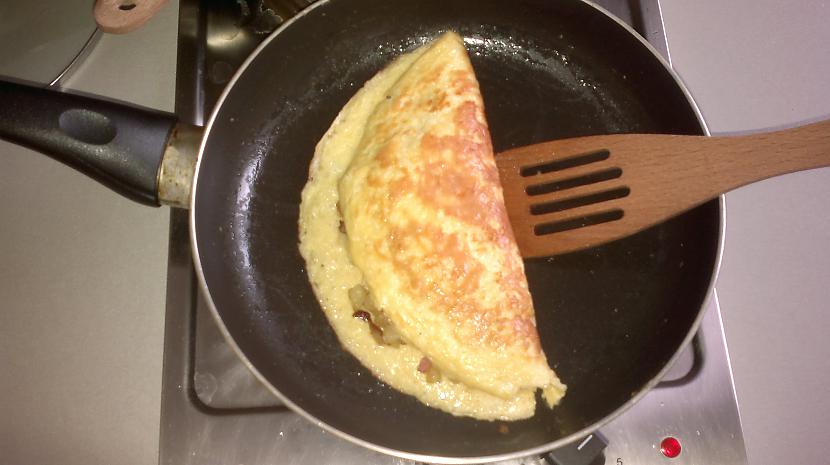 Tad uz pannas lej šo olas... Autors: KaaMiS13 KĀ SKOLĀ TAISA ĒST? [2] jeb Pildītā omlete.