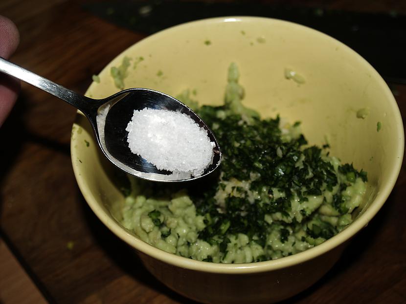 Sāli un visu samaisa liek... Autors: Cigors7 Quesadilla ar gvakamoli, jaunlopu un sieru