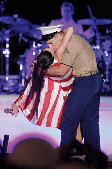 Dziedātāja pārsteigusi ne... Autors: R1DZ1N1EKS Keitija Perija tērpusies amerikāņu karogā noskūpsta jū