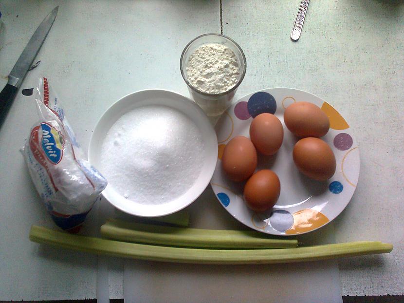 Viss kas vajadzīgs 5 olas... Autors: Jāņa oga Vienkārša un ātri pagatavojama rabarberu kūka!