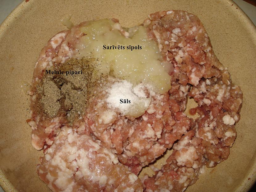 gaļai pievienojam sāli piparus... Autors: Crazijs Pelmeņu DIY
