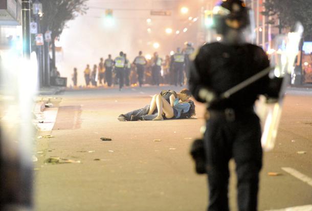 Pārītis skūpstās Vankūveras... Autors: Mūsdienu domātājs 2011. gada 25 spēcīgākie foto!!!