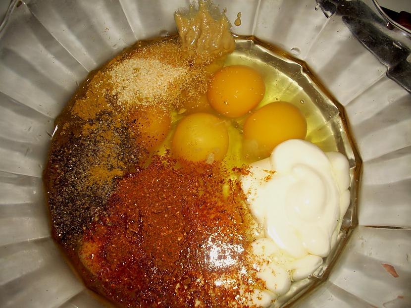 kamēr cepās iesitam pāris olas... Autors: Fosilija Omlete. Prasts letiņu vakariņu baudījums.