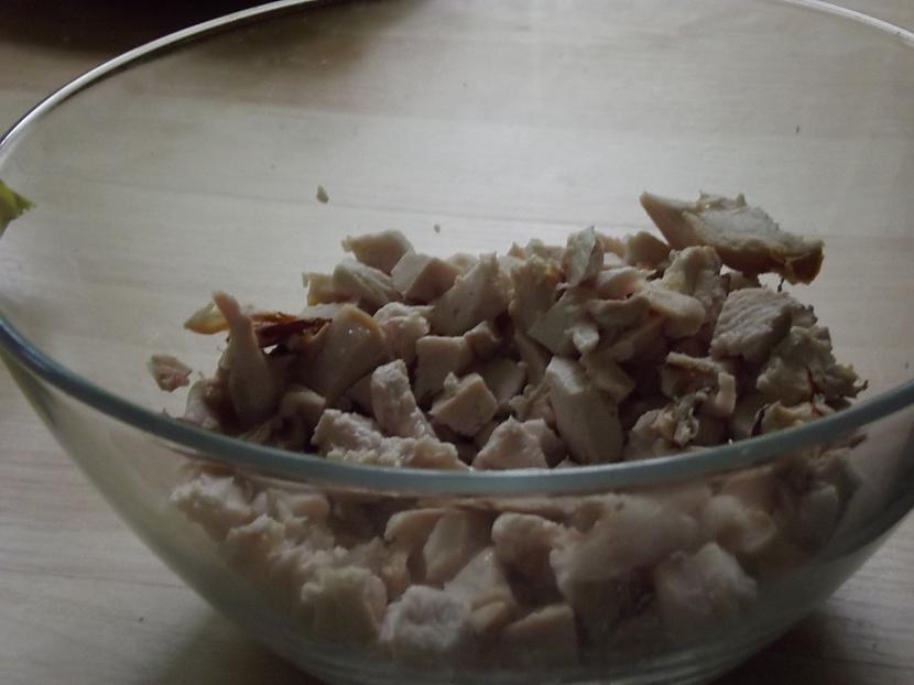 tad gabaliņos sagriežam vistas... Autors: laumiņaBezZobiem Makaronu un vistas salāti