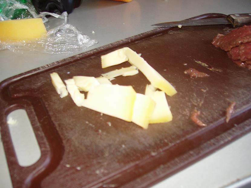Sagriežam sieru pabiezās... Autors: Fredia [RC] Rolmopši no meža gaļas