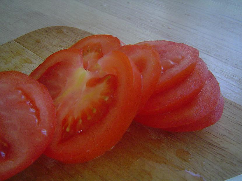 Sagriežam tomātus Autors: januxx Gardās mozzarellas maizītes