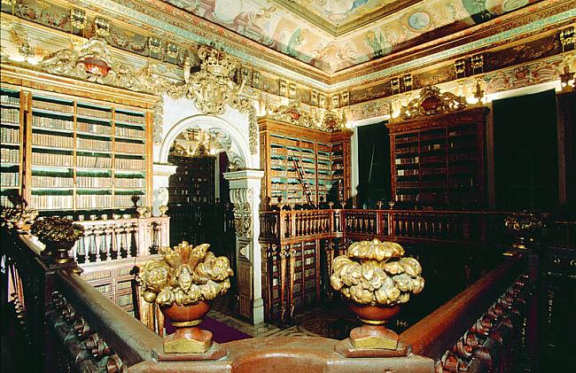Bibliotēka novietota... Autors: wilkatis 15 skaistākās pasaules bibliotēkas