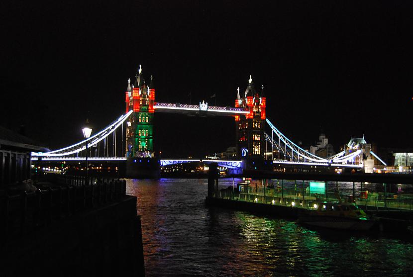 Tilts izgaismots Daudz krāsas... Autors: spaii Mūsu Olimpieši avīzēs