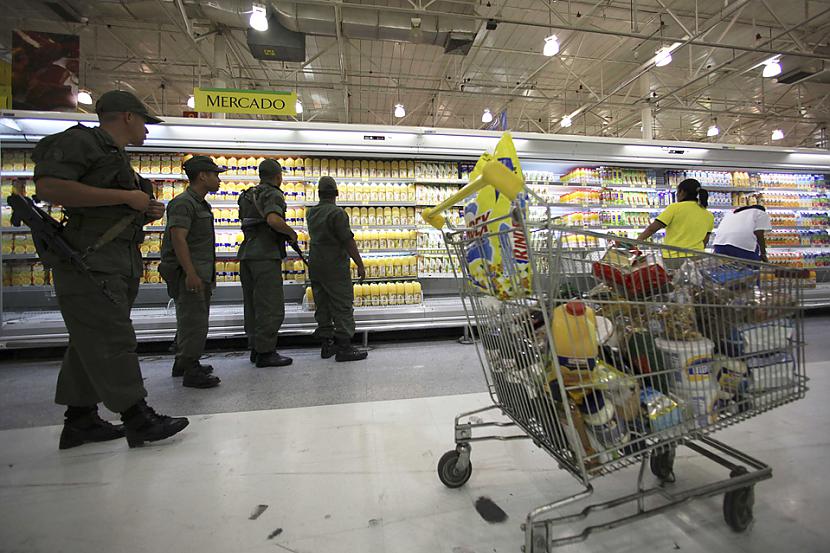 Karavīri pārbauda preču cenas... Autors: Mūsdienu domātājs 2010. gada 25 spēcīgākie foto!!!