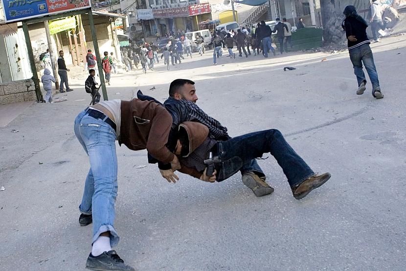 Palestīniescaronu protestants... Autors: Mūsdienu domātājs 2010. gada 25 spēcīgākie foto!!!