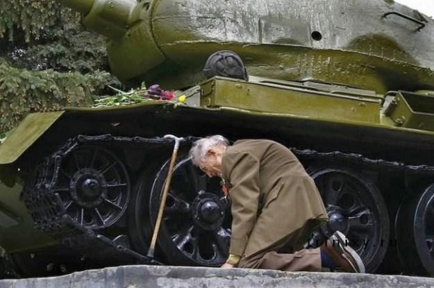 Krievu kara veterāns metas uz... Autors: Mūsdienu domātājs 40 spēcīgākās jebkad uzņemtās fotogrāfijas