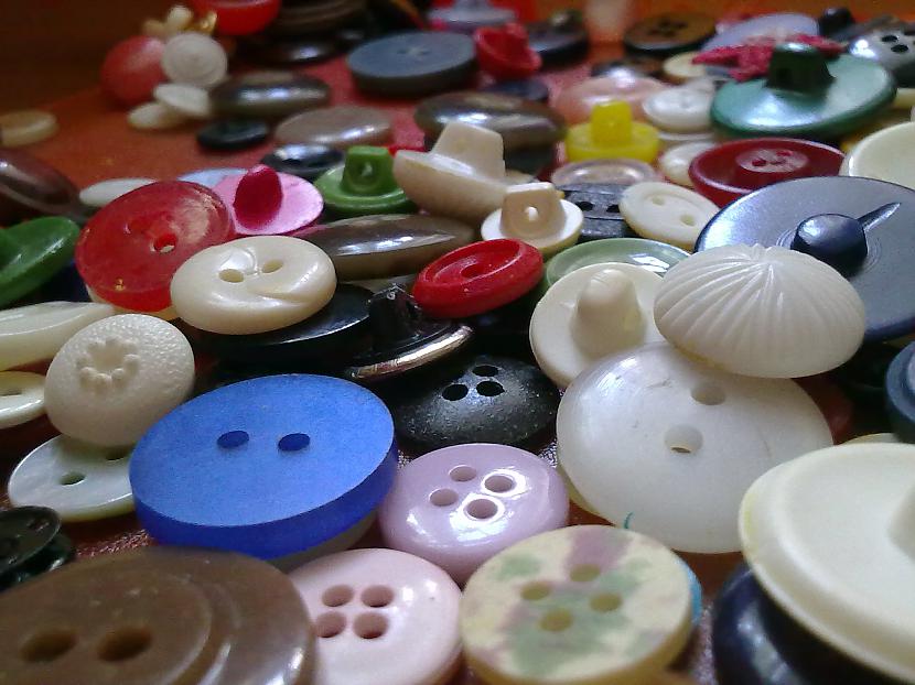 Izvēlamies pogas ar lielākiem... Autors: bvaleria DIY- Button Bracelet