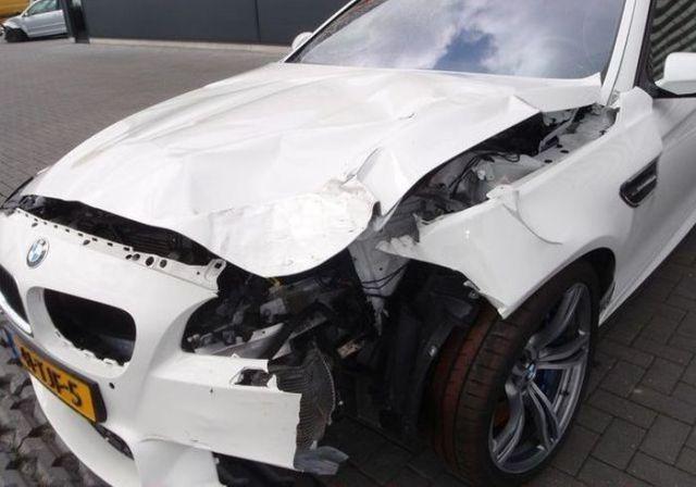 Autors: Colonel Meow Sasisti sporta un luksusa auto.