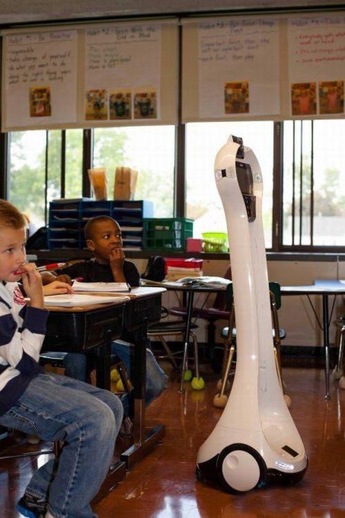  Autors: Tas i es Robots skolā zēna vietā!
