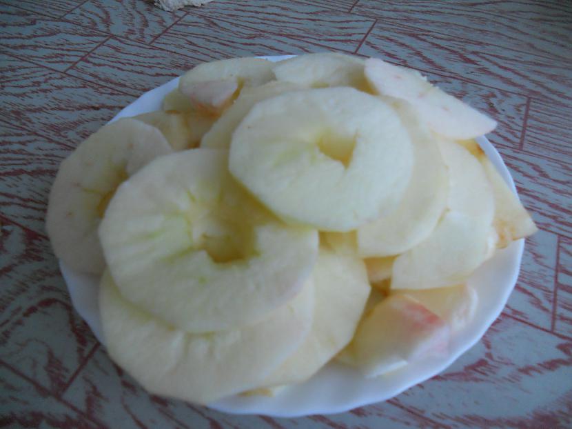 Nomizojam ābolus izgriežam... Autors: Maizīīte Ābolu virtuļi.
