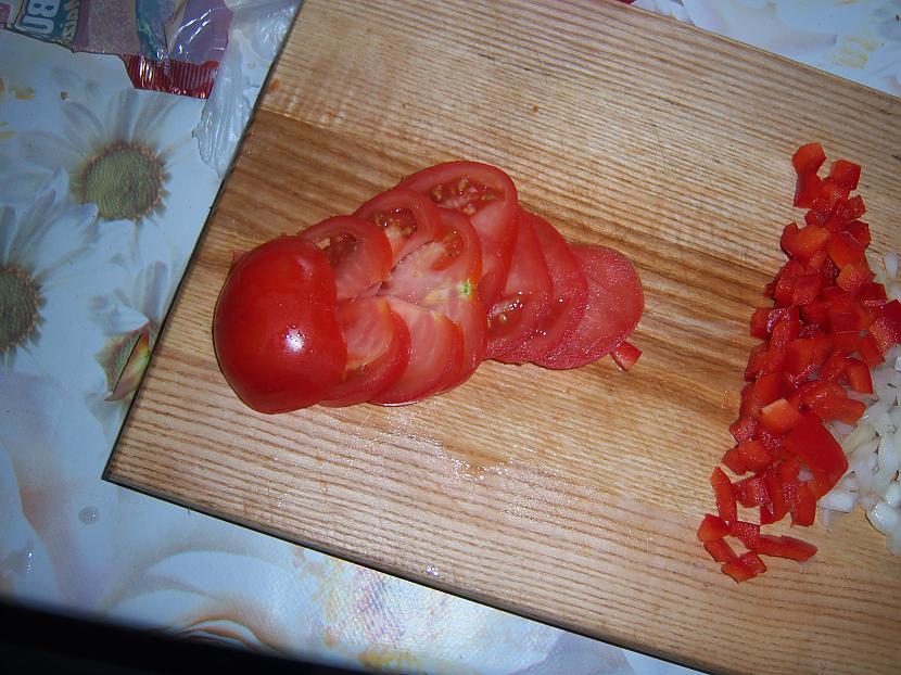 sagriež tomātu scaronķēlēs Autors: Ričemons Vistas burgers