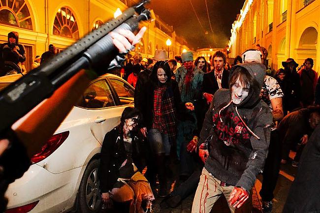  Autors: ORGAZMO Zombiju flashmob Sankt-Peterburgā.