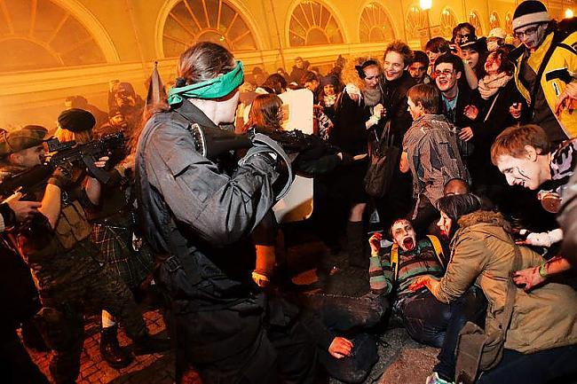  Autors: ORGAZMO Zombiju flashmob Sankt-Peterburgā.