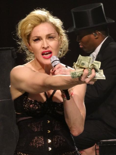 Madonnas tērpi un... Autors: zegsī habit Madonna koncerta laikā atsedz ģenitālijas.
