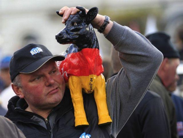 Autors: Colonel Meow Policistiem uzšļāc balto