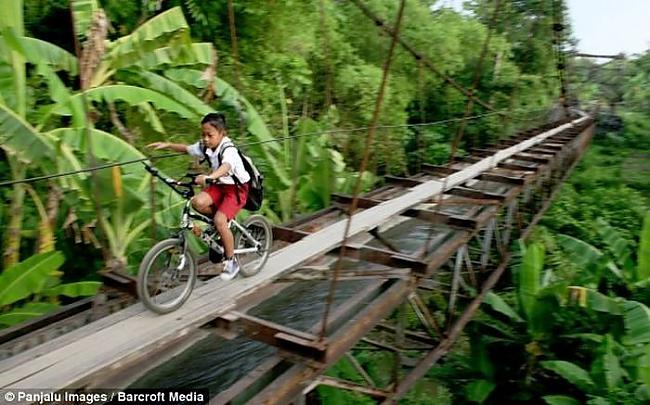 Katru dienu uz scaroni tilta... Autors: xd Bīstamais ceļš uz skolu
