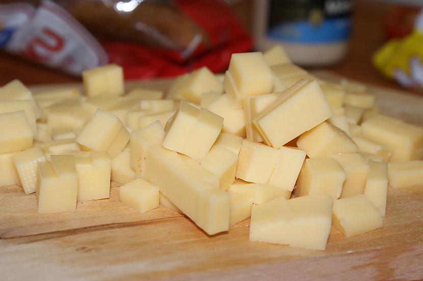 Sagriež kubiciņos sieru Autors: zlovegood Kārtainie grauzdiņu salāti