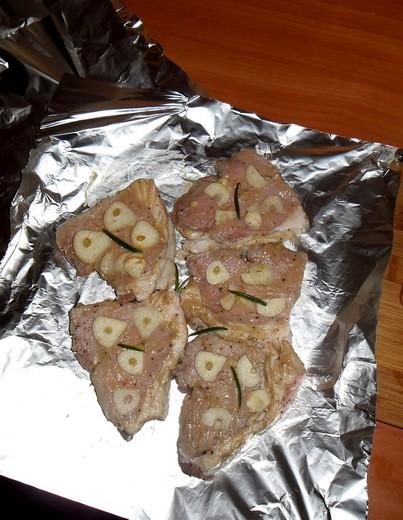 Gaļas gabalus apsmērē ar... Autors: Dianchaa Follijā cepta cūciņa + frī + salātiņi = mmm