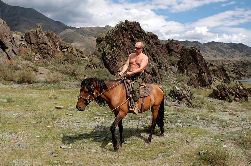 Vladimirs Putins jāj uz zirga... Autors: Fosilija Supermens Putins