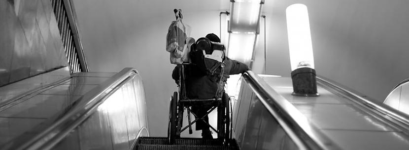 Invalīds ratiņkrēslā knapi... Autors: Fosilija Korupcija Krievijā - fotostāsts