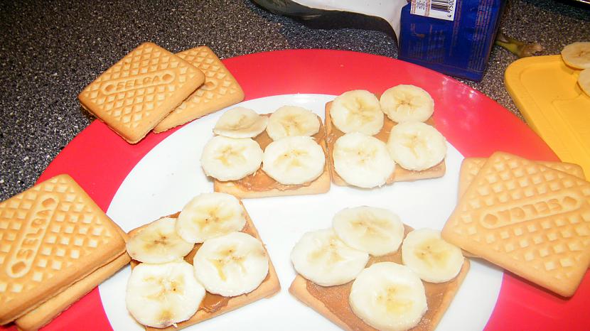 tad uzmetam četrus banānus uz... Autors: teqqila rīta brokastis.